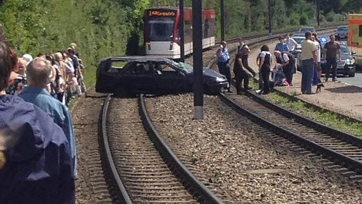 Wann immer irgendwo ein Unfall passiert, finden sich rasch Schaulustige ein. Helfer auf Rettunsgeinsätzen sehen sich mit dem Problem konfrontiert, dass immer häufiger Fotos mit dem Handy gemacht werden, die später oft im Internet landen. Symbolfoto: Sandra Hackenberg