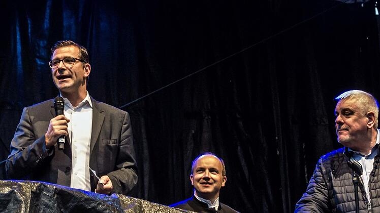 Impressionen vom Coburger Klassik-Open-Air im Rosengarten mit dem Philharmonischen Orchester des Landestheaters: Begrüßung durch Intendant Bodo Busse, Roland Kluttig und OB Norberg Tessmer (von links)Foto: Jochen Berger