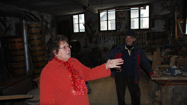 Waltrud und Alfred Diez beim Abbau der Büttnerei im November 2012. Foto: Norbert Schmitt/Archiv