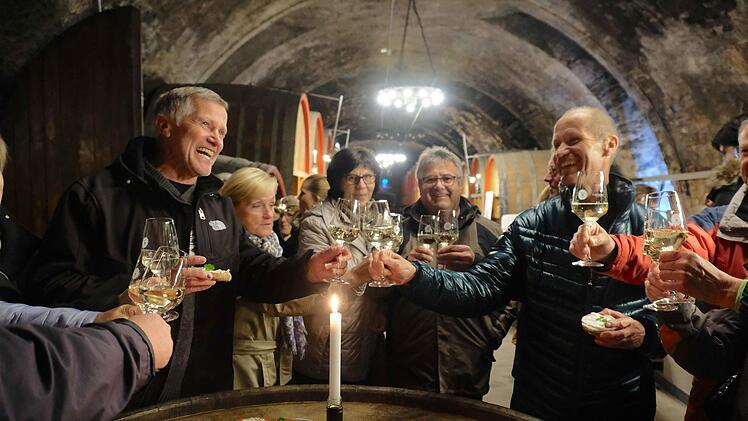 Prost: Vom Ambiente mit dem Riesenfässern im Kellergewölbe waren die Besucher total begeistert. Gerd Schaar