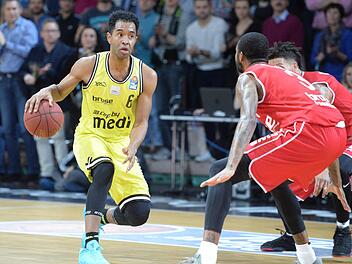 Dreht Medi-Spieler John Cox (links) in Göttingen wieder auf? Mit 14 Punkten in 4:20 Minuten sorgte er im Derby gegen Brose Bamberg für die Wende und hatte damit großen Anteil am 85:75-Heimsieg.  Foto: Mularczyk