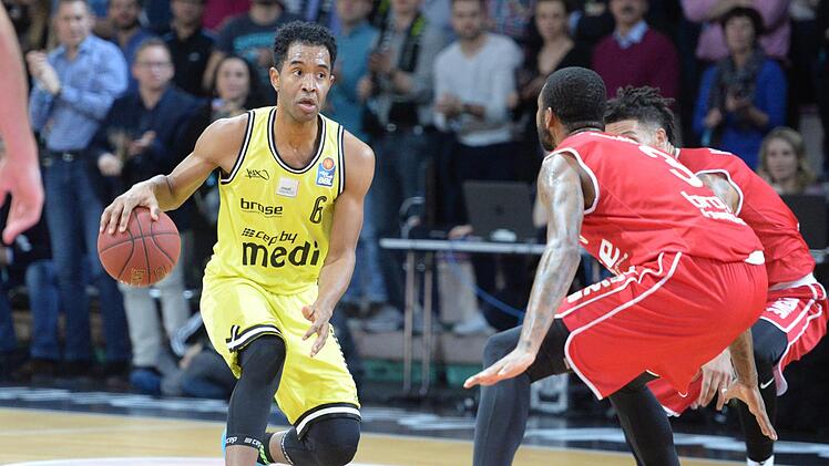 Dreht Medi-Spieler John Cox (links) in Göttingen wieder auf? Mit 14 Punkten in 4:20 Minuten sorgte er im Derby gegen Brose Bamberg für die Wende und hatte damit großen Anteil am 85:75-Heimsieg.  Foto: Mularczyk