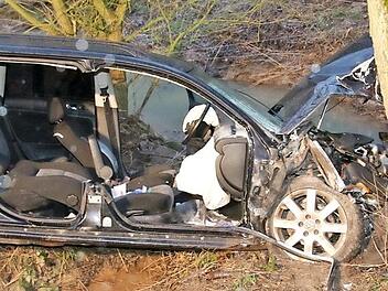 Der Fahrer dieses Unfallautos wurde schwer verletzt. Foto: Michael Stelzner