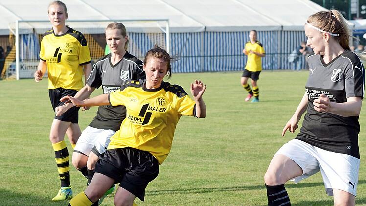 SC Oberreichenbach - SV Hetzles. Die Heimelf um Sandra Riedel (li.) und Marie Rader (am Ball), die es hier mit Carina Ebenhack (re.) und Sandra Benesch aufnahm, verlangte dem Favoriten alles ab, ging mit ihren Chancen aber verschwenderisch um.  Foto: herzopress