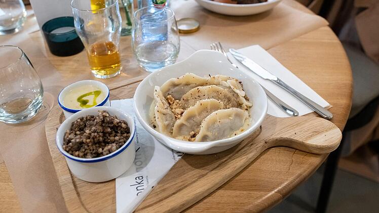 Piroggen stehen auf fast jeder Speisekarte. Foto: Matthias Merz