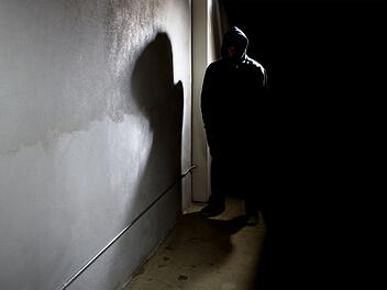 Aschaffenburg: Gruppe überfällt 28-Jährigen und raubt dessen Wohnung aus