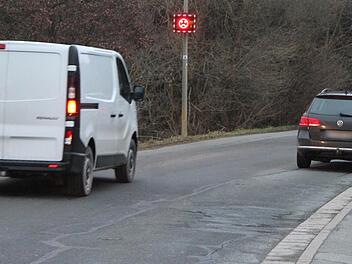 In der Hainbergstraße und in der Hammergrundstraße hat die Stadt Geschwindigkeitsmessgeräte aufgestellt.