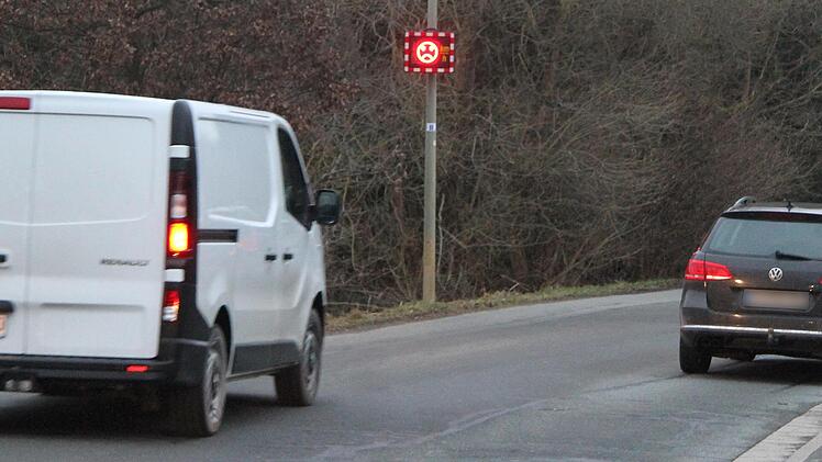In der Hainbergstraße und in der Hammergrundstraße hat die Stadt Geschwindigkeitsmessgeräte aufgestellt.
