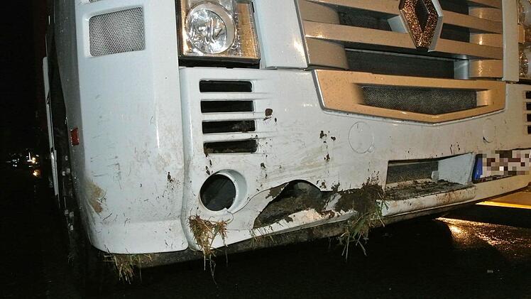 Vorne an der Zugmaschine sind deutlich Spuren der Unfallfahrt in den Graben bei Wohnau zu erkennen. Foto: Brigitte Krause