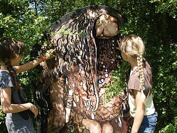 Im Gebüsch entdeckten Franziska (rechts), Rebecca (links) und David (kniend) einen Troll. Fotos: Stefan Geiger