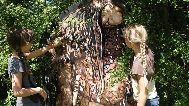 Im Gebüsch entdeckten Franziska (rechts), Rebecca (links) und David (kniend) einen Troll. Fotos: Stefan Geiger