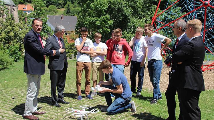 Technik, die begeistert: Schulleiter Horst Pfadenhauer, Sparkassen-Vorstandssprecher Klaus-Jürgen Scherr, Vorstandsmitglied Harry Weiß und Steffen Haberzettl vonder Sparkasse (von links) fachsimpeln mit den Schülern der Film AG über den Quadrocopter. Foto: Matthias Beetz