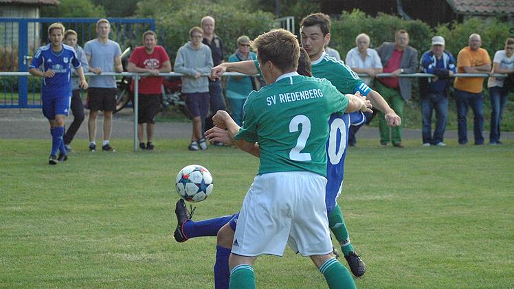 Szene aus dem Eröffnungsspiel zwischen dem SV Riedenberg (grünes Trikot) und dem TSV Münnerstadt (3:1). Foto: Sebastian Schmitt