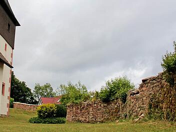 Sanierungsbedürftig: Für die alte Friedhofsmauer in Züntersbach besteht Handlungsbedarf.  Foto: Steffen Vetter