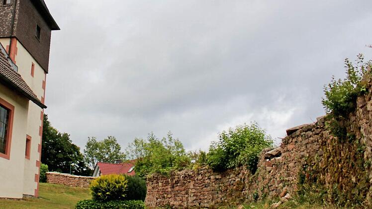 Sanierungsbedürftig: Für die alte Friedhofsmauer in Züntersbach besteht Handlungsbedarf.  Foto: Steffen Vetter