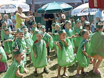 Beim Sommerfest erfreuten die Kindergartenkinder mit Tanz und Lied zum Thema "Dinos".  Foto: Stefan Geiger/Archiv