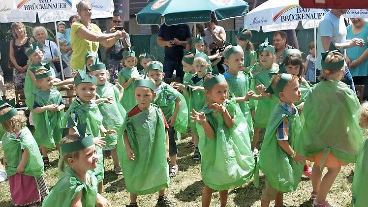 Beim Sommerfest erfreuten die Kindergartenkinder mit Tanz und Lied zum Thema "Dinos".  Foto: Stefan Geiger/Archiv