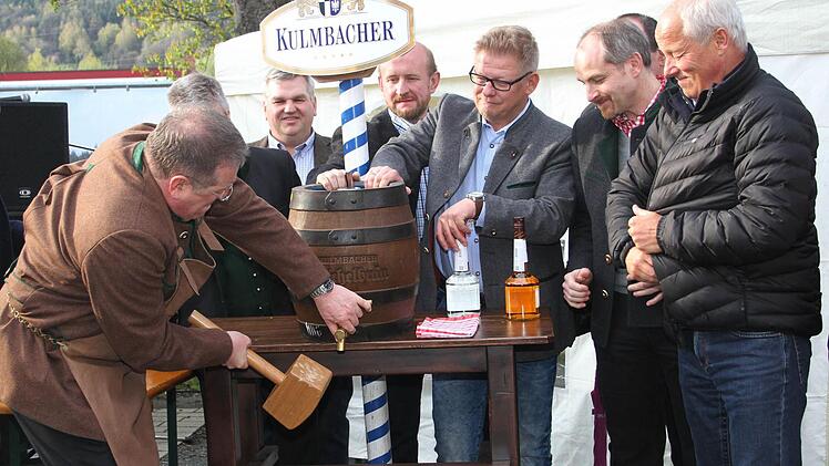 Mit drei Kräftigen Schlägen ...