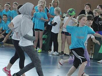 Die Thurnauer Mädels zeigen den Ziegelhüttenern in Weiß, dass sie bis zuletzt kämpfen. Aber am Ende standen die Ziegelhüttener auf dem Siegertreppchen. Foto: Sonny Adam