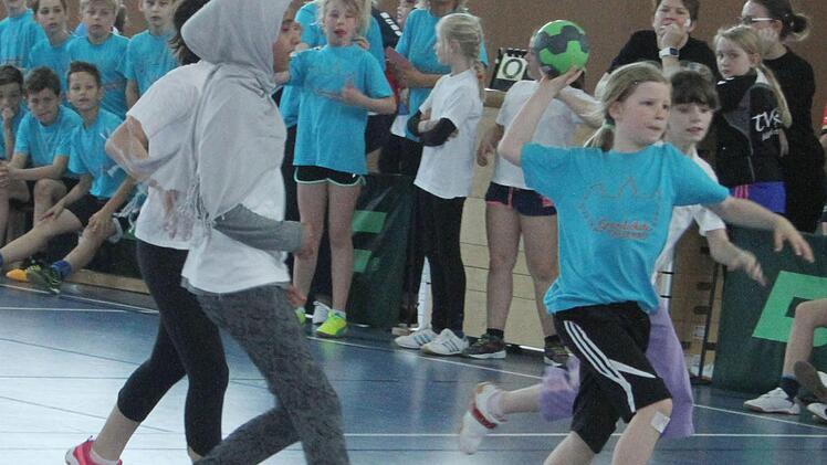 Die Thurnauer Mädels zeigen den Ziegelhüttenern in Weiß, dass sie bis zuletzt kämpfen. Aber am Ende standen die Ziegelhüttener auf dem Siegertreppchen. Foto: Sonny Adam