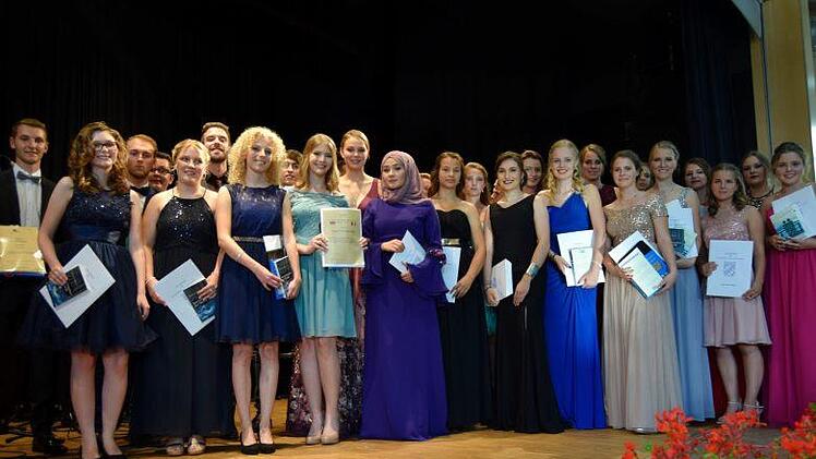 Für ihr besonders Engagement in der Schülermitverantwortung erhielten 22 Abiturienten Buchpreise. Foto: Andreas Welz