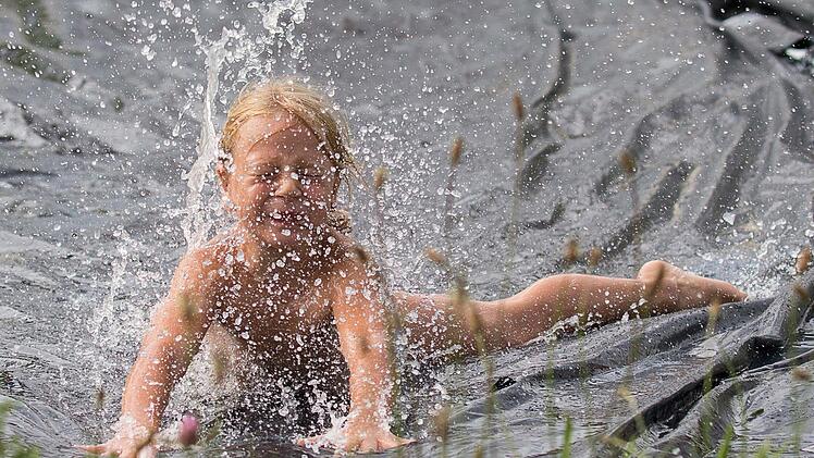 Ein spritziges Vergnügen bereitete die Wasserrutsche am Hochwasserdamm. Foto: Klaus Gagel