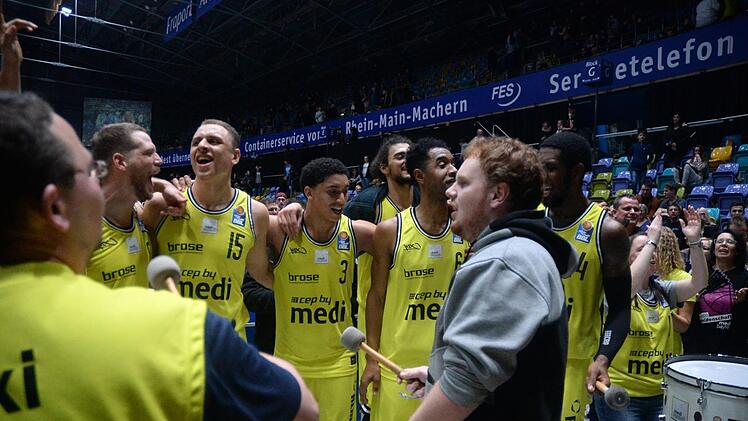 Das Medi-Team feiert gemeinsam mit den mitgereisten Fans den Sieg und den damit verbundenen Einzug in das Top Four Turnier in Ulm.