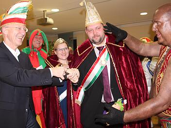 Rangelei um den Rathausschlüssel - Bürgermeister Gerd Schneider, Hofnarr Gerd Schühlein, Ihre Lieblichkeit Lisanna I., Seine Tollität Swen-Christian I. und der von Gerd Schühlein aus der Flasche gezauberte Dschinn Fotos: Rüdiger Klein