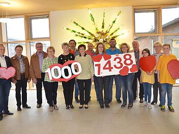 Einige Akteure überreichten stellvertretend für über 120 Akteure den Erlös aus dem Rennsteigfest von 7438 Euro an die Benefizaktion "1000 Herzen für Kronach". Mit im Bild (von links) Bürgermeister Thomas Löffler (links), Gerhard Burkert-Mazur, Ewald Fehn (Vorsitzender des Musikvereins) und Mitinitiatorin Herta Burkert-Mazur ( zweite von rechts) sowie der Bühnengestalter Paul Ultsch ( Vierter von rechts). Foto: K.- H. Hofmann