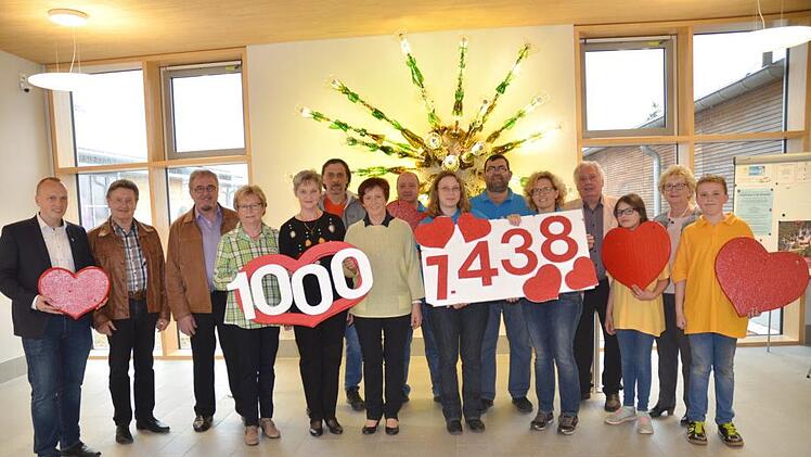 Einige Akteure überreichten stellvertretend für über 120 Akteure den Erlös aus dem Rennsteigfest von 7438 Euro an die Benefizaktion "1000 Herzen für Kronach". Mit im Bild (von links) Bürgermeister Thomas Löffler (links), Gerhard Burkert-Mazur, Ewald Fehn (Vorsitzender des Musikvereins) und Mitinitiatorin Herta Burkert-Mazur ( zweite von rechts) sowie der Bühnengestalter Paul Ultsch ( Vierter von rechts). Foto: K.- H. Hofmann