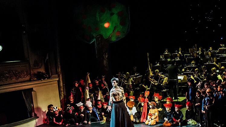 "Compose Strawinsky":_Ovationen gab es für die Schülerinnen und Schüler der Coburger Lutherschule beim Auftritt im Landestheater.Foto: Jochen BErger