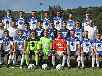 So geht der FC 06 Bad Kissingen in die neue Bezirksliga-Saison: (hinten, von links) Frank Schmitt, Florian Heimerl, Lorenz Schonunger, Paul F&uuml;ller, Laurens Lutz, Ervin Gergely, Ruslan Zhyvka; (Mitte, von links) Vorstand Wolfgang Werner, Trainer Mario Wirth, Fuaad Kheder, Cedric Baessler, Jonas Schaupp, Christian Heilmann (Co-Spielertrainer), Andrei Puscas, Sportlicher Leiter Stephan Heimerl und Torwarttrainer Alex Gr&ouml;ning sowie (vorne, von links) Christian Laus, Lukas M&uuml;ller, Darko Aleksoski,...