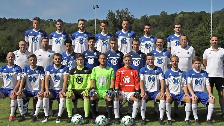 So geht der FC 06 Bad Kissingen in die neue Bezirksliga-Saison: (hinten, von links) Frank Schmitt, Florian Heimerl, Lorenz Schonunger, Paul F&uuml;ller, Laurens Lutz, Ervin Gergely, Ruslan Zhyvka; (Mitte, von links) Vorstand Wolfgang Werner, Trainer Mario Wirth, Fuaad Kheder, Cedric Baessler, Jonas Schaupp, Christian Heilmann (Co-Spielertrainer), Andrei Puscas, Sportlicher Leiter Stephan Heimerl und Torwarttrainer Alex Gr&ouml;ning sowie (vorne, von links) Christian Laus, Lukas M&uuml;ller, Darko Aleksoski,...