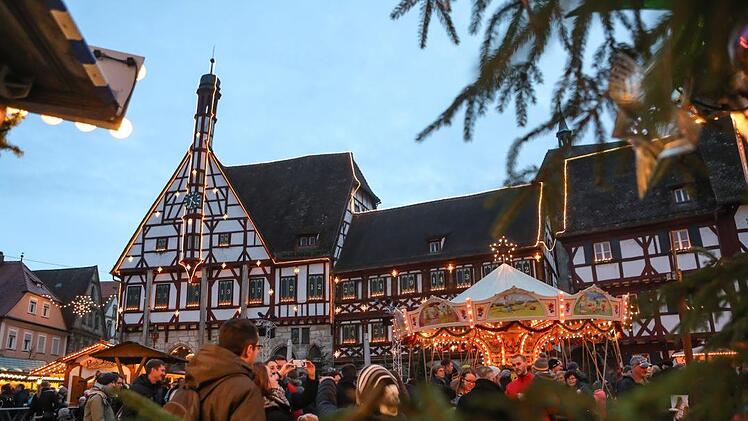 2000 Menschen haben sich auf dem Rathausplatz versammelt.Foto: Barbara Herbst