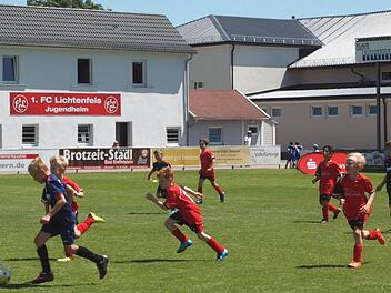 Im Spiel um Platz 3 war bei der F-Jugend die Mannschaft des FC Lichtenfels (blaues Trikot) gegen den TSV Scheuerfeld dank seiner schnellen Stürmer klar überlegen und siegte verdient mit 2:0.  Foto: Alfred Thieret