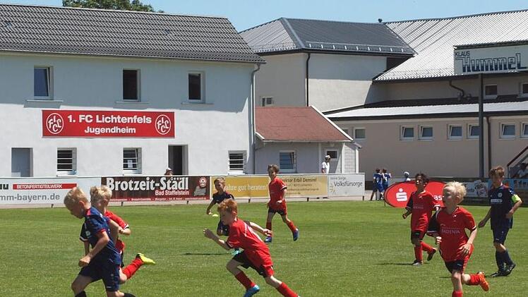 Im Spiel um Platz 3 war bei der F-Jugend die Mannschaft des FC Lichtenfels (blaues Trikot) gegen den TSV Scheuerfeld dank seiner schnellen Stürmer klar überlegen und siegte verdient mit 2:0.  Foto: Alfred Thieret