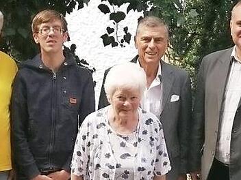 Jubilarin Kunigunda "Gundi" Walle mit (von links) Sohn G&uuml;nter, Enkelsohn Martin, B&uuml;rgermeister Siegfried Decker und Pfarrer Michal Osak  Foto: privat