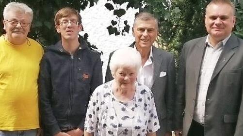 Jubilarin Kunigunda "Gundi" Walle mit (von links) Sohn Günter, Enkelsohn Martin, Bürgermeister Siegfried Decker und Pfarrer Michal Osak  Foto: privat
