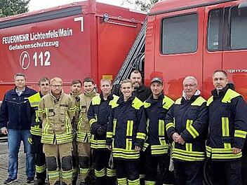 Ausbilder Marco Weidner (links) mit den Kameraden der Feuerwehr Lichtenfels/Main Gefahrenschutzzug und Kommandant Oliver Schardt (rechts) bei der Kranschulung Foto: Gerd Klemenz