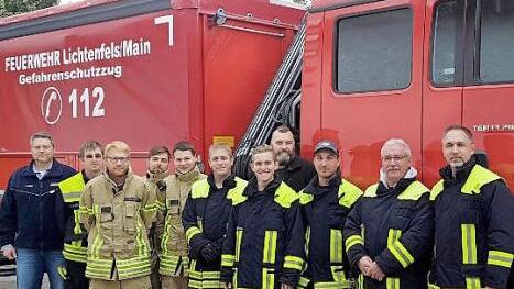 Ausbilder Marco Weidner (links) mit den Kameraden der Feuerwehr Lichtenfels/Main Gefahrenschutzzug und Kommandant Oliver Schardt (rechts) bei der Kranschulung Foto: Gerd Klemenz