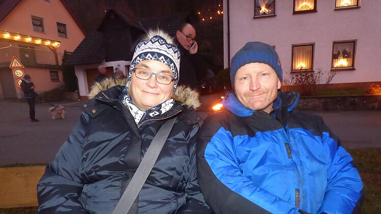 Auf einer Bank haben Barbara und Detlev Schagen aus Erlangen  Platz gefunden, um dem Lichterspektakel zuzusehen. Foto: Thomas Weichert