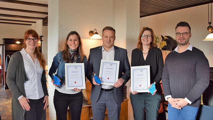 Drei Ehrungen führten die Wirtschaftsjunioren Bad Kissingen durch: (von llinks) Bernadette Köth, Svenja Melchert, Frank Bernhard, Sylvie Thormann und Sebastian Bünner. Foto: Lydia Molea