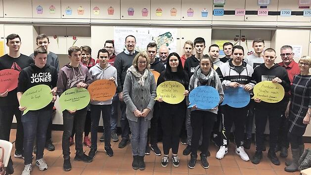 Damit ihre Anliegen nicht vergessen werden, &uuml;berreichten die Sch&uuml;ler Sprechblasen mit ihren Vorschl&auml;gen an die Politiker. Foto: privat