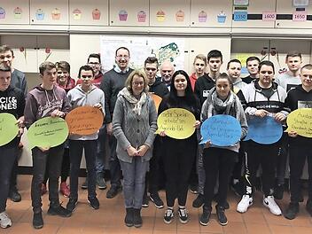 Damit ihre Anliegen nicht vergessen werden, überreichten die Schüler Sprechblasen mit ihren Vorschlägen an die Politiker. Foto: privat