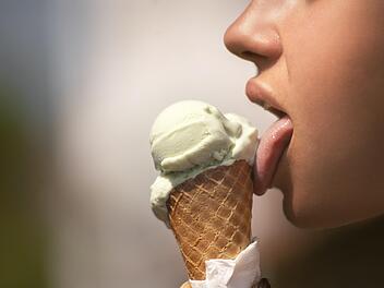 Was ist leckerer, als ein schönes Eis, an einem heißen Sommertag? Aber Vorsicht: Nicht zu schnell trinken, sonst droht "Gehirnfrost".