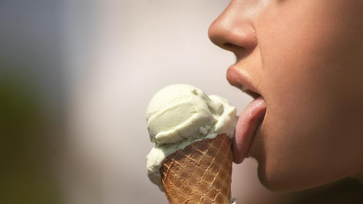 Was ist leckerer, als ein schönes Eis, an einem heißen Sommertag? Aber Vorsicht: Nicht zu schnell trinken, sonst droht "Gehirnfrost".