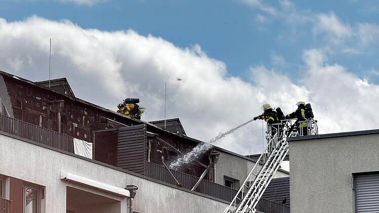 Wohnungsbrand verursacht Rauchwolke &uuml;ber F&uuml;rth: Feuerwehr r&uuml;ckt  mit zwei Drehleitern an