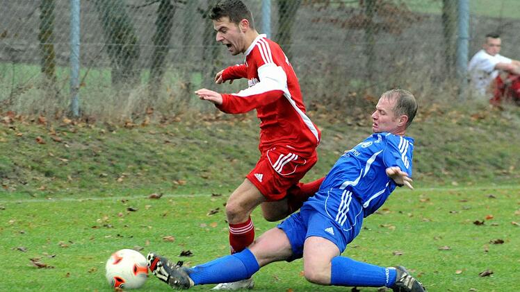 Routine hilft: Maßbachs Christoph Klement (rechts) gewinnt dieses Duell gegen den Reiterswiesener  Youngster Dominik Riep dank perfektem Timing im Tackling. Foto: Hopf