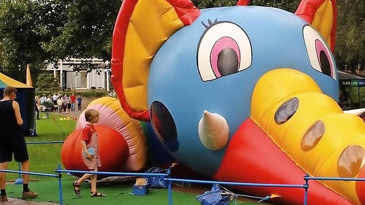 Buntes Rüsseltier: Die Rüsselrutsche im Kinderland kommt in allen Städten gut an.