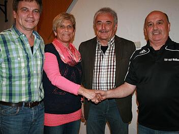 Vorsitzender Gerhard Kirchner (r.) ehrte die treuen Mitglieder Thomas Geis (v. l.), Elvira Rehlein und Adolf Rehlein. Foto: Gabriele Sell